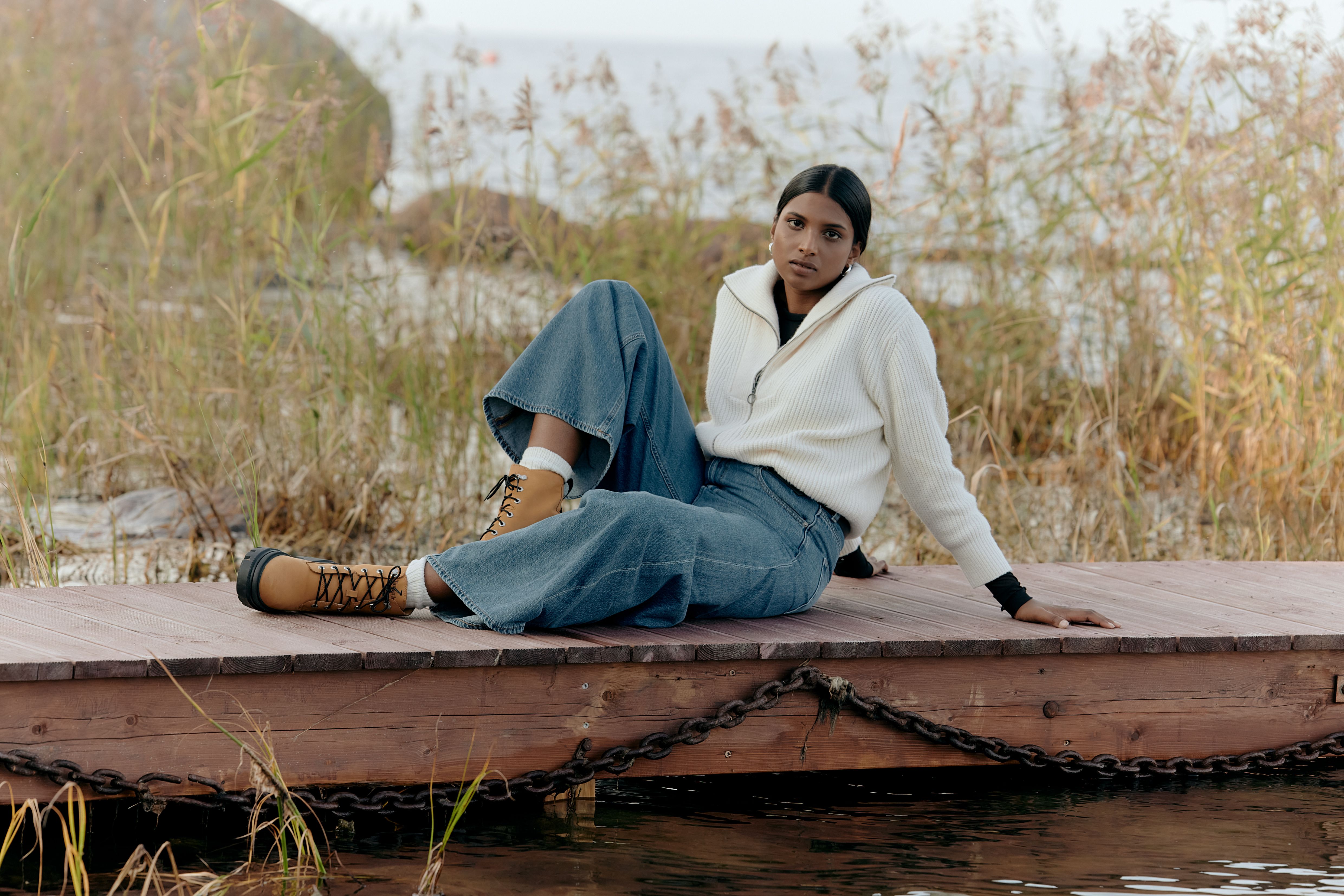 Vrouw draagt een nieuwe, stijlvolle outfit