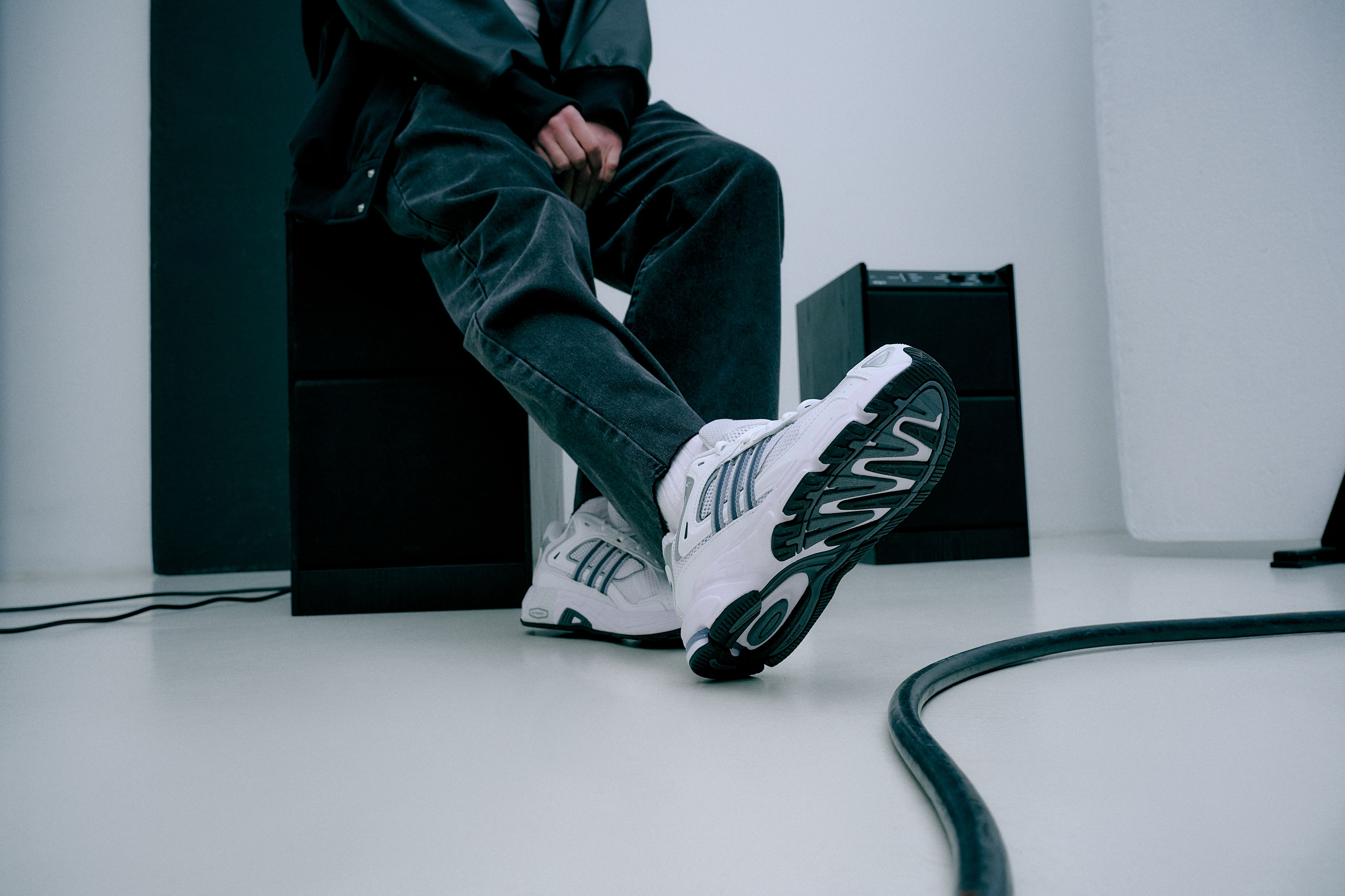 Een modieuze sneaker uitgelicht in een levendige setting.