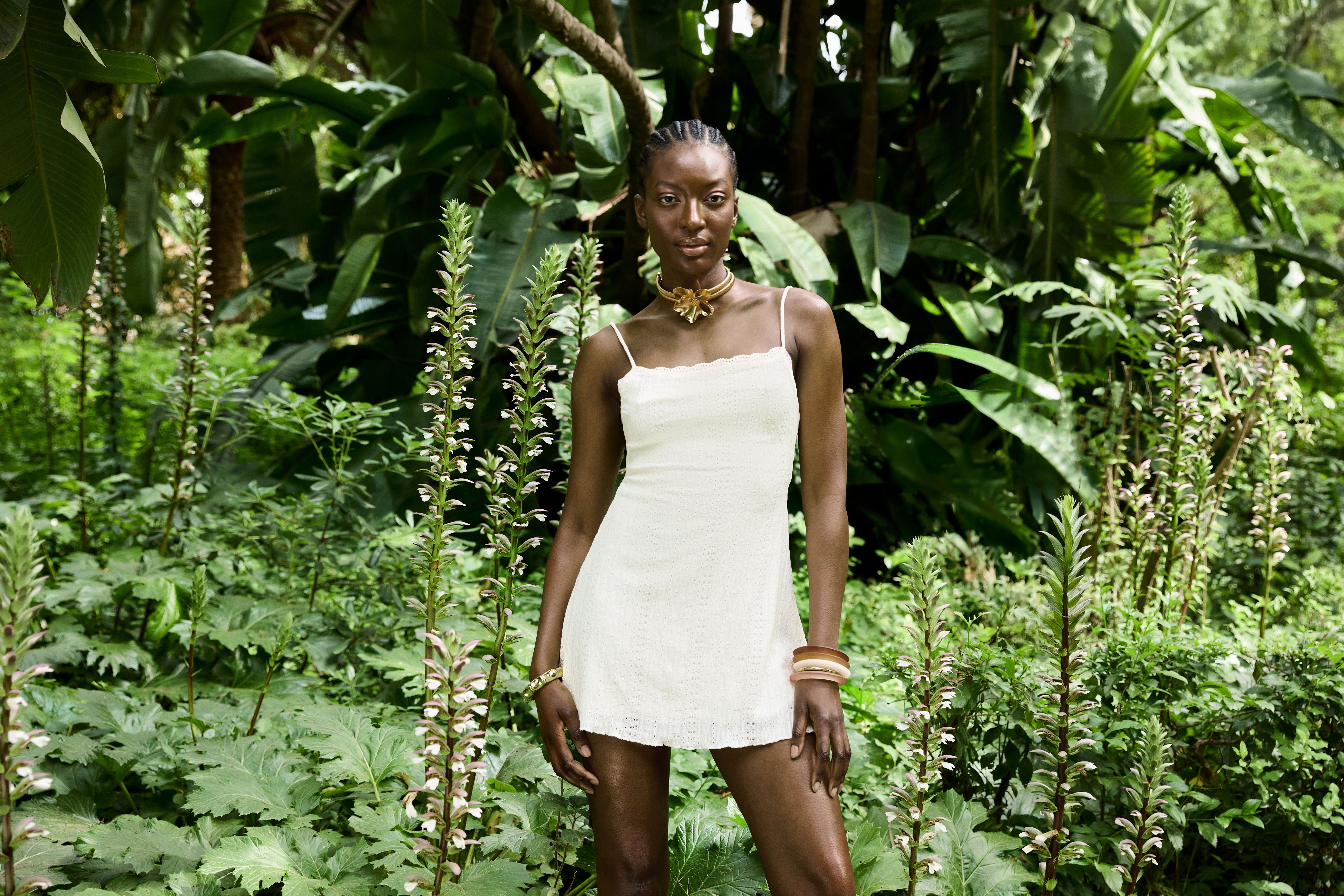 Een modieuze jurk uitgelicht in een levendige setting