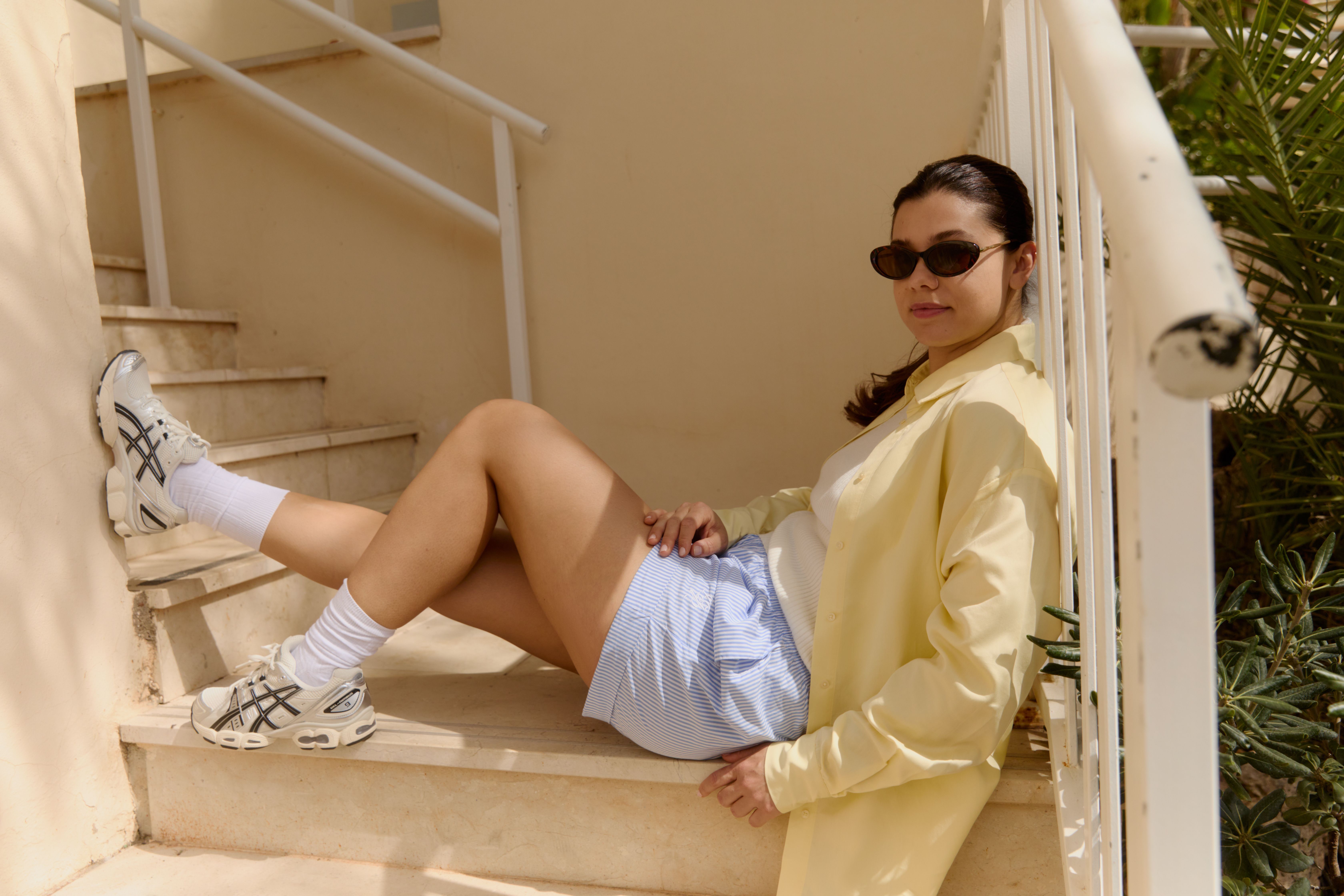 Vrouw draagt modieuze sneakers